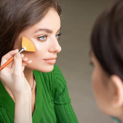 Make Up Artist Stosujac Profesjonalny Makijaz Tonalny Podklad Na Twarzy Pieknej Mlodej Kobiety Rasy Kaukaskiej W Makijazu Pokoju Baza Pod Makijaz 141172 4413