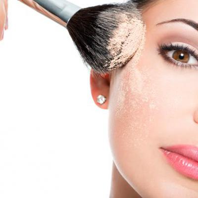 Zblizenie Portret Kobiety Stosujac Suchy Podklad Kosmetyczny Tonalny Na Twarzy Za Pomoca Pedzla Do Makijazu 186202 8665